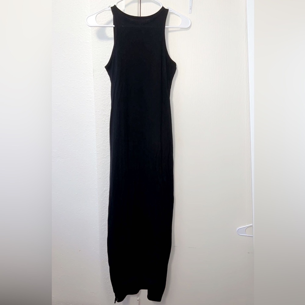 Color black
